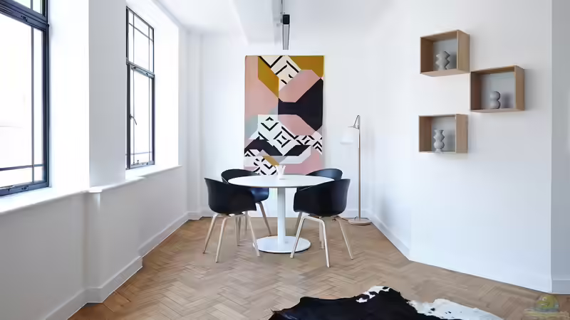 Das Wohnzimmer als Galerie: So setzt du Kunstwerke gekonnt in Szene