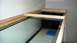 Die Abdeckung aus Holz wird angepasst